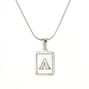 Détail du pendentif carré argenté avec nacre et lettre A embossée sur une chaîne serpent fine