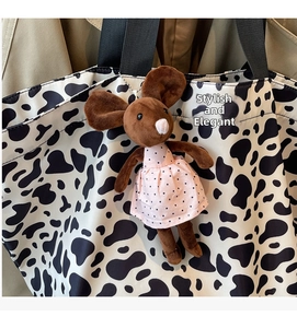 Ciondolo per borsa a forma di topo marrone con vestito a pois rosa su borsa muccata