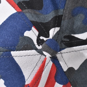 Vue détaillée du dessus d'une casquette de baseball à six panneaux avec motif drapeau USA