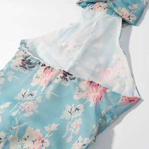 Dettaglio dell'abito in chiffon con stampa floreale blu e morbida fodera interna bianca
