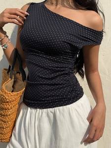Haut sexy à une épaule à pois, coupe ajustée avec fronces latérales pour les vacances