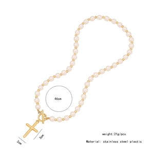 Détails du collier à perles avec dimensions de 46 cm et pendentif en croix de 3 cm de haut
