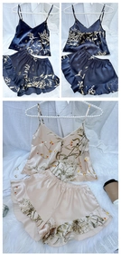 Détail de pyjama en soie florale avec caraco col V et short à volants sur cintre perle