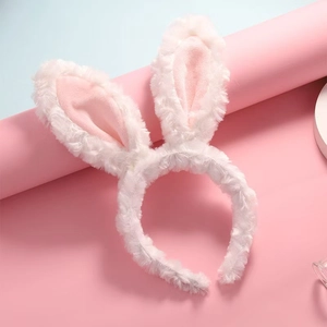 Schattige pluche konijnenoren haarband in wit en roze voor een zachte en leuke look