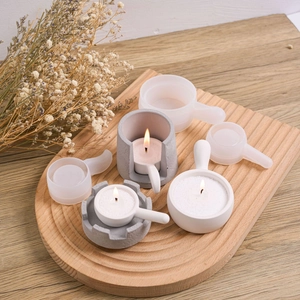 Minimalistisches Kerzenhalter-Set aus Beton und Silikonform auf Holztablett serviert