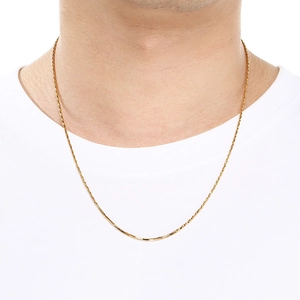 Collier élégant en acier titane doré avec chaîne torsadée pour hommes et femmes sur t-shirt
