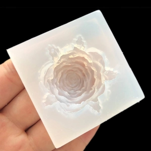 Moule en silicone rose 3D pour bijoux en résine et accessoires de cheveux sur fond noir