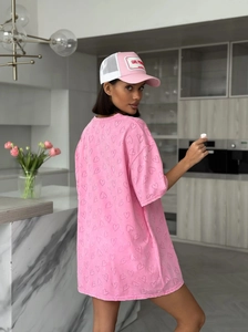 Détail d'un t-shirt rose oversize à motifs cœurs avec casquette de baseball assortie