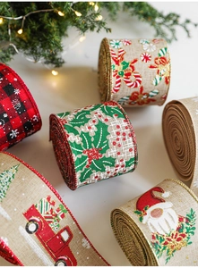 Détail de rubans de Noël en toile de jute avec motifs de camions et flocons