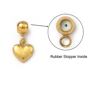 Détail du pendentif cœur doré avec bouchon en caoutchouc à l'intérieur du fermoir