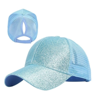 Dettaglio cappellino blu glitterato con rete traspirante e apertura per coda di cavallo