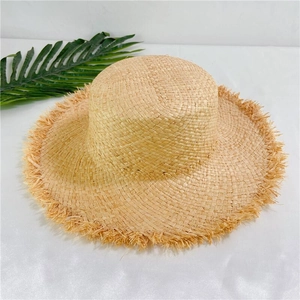Chapeau de paille d'été à haut plat avec bord effiloché et perles pour plage et soleil