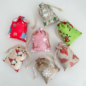 Set di sette sacchetti natalizi in lino con coulisse, stampe festive e corde in cotone