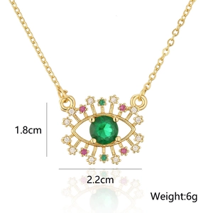 Dettaglio del ciondolo occhio del diavolo verde con dimensioni 1,8cm x 2,2cm e peso 6g