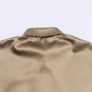 Détail du col arrière d'une chemise en satin de soie bronze au tissu soyeux