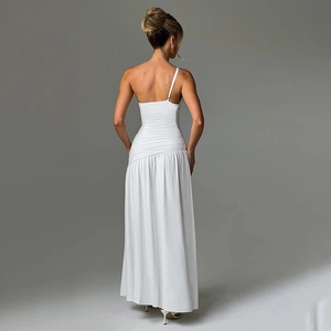 Vue arrière d'une robe longue blanche à une épaule avec des détails froncés et coupe ajustée