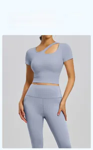 Dettaglio di un set yoga azzurro con un esclusivo design della scollatura traforata