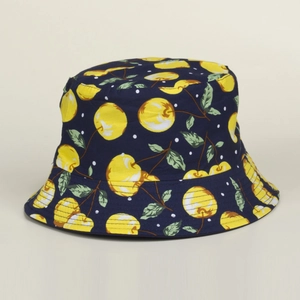 Chapeau bob bleu marine à motifs cerises jaunes et pois blancs pour protection solaire
