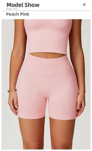 Texture détaillée du short de fitness rose pêche sans couture et du crop top de yoga