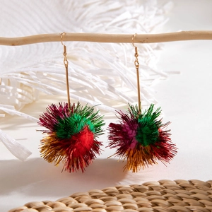 Detail von festlichen Weihnachts-Ohrringen mit bunten Glitzer-Pompons als Anhänger