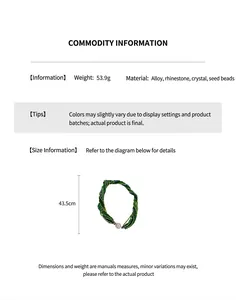 Détails d'un bracelet multi-rangs luxueux orné de cristaux et de strass brillants