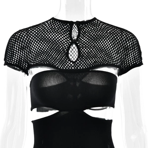 Gros plan sur les coutures en mesh noir et la taille évidée du body en maille serrée