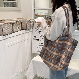 Détail du grand sac cabas sozakka avec son motif à carreaux tissé bleu et marron chiné