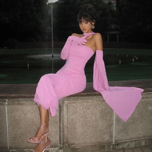 Robe longue rose moulante avec texture froncée, une seule manche et gants assortis