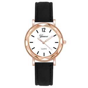 Montre quartz femme avec bracelet cuir noir et boîtier facetté or rose