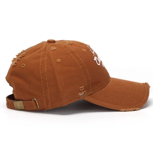 Détail de la casquette vintage marron caramel avec broderie et boucle en métal réglable