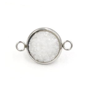 Macro-opname van zilveren ronde sieraadverbinder met witte sprankelende druzy steen