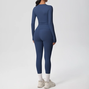 Vista dettagliata del set da yoga blu navy che mostra il tessuto elastico e il taglio slim