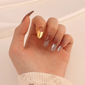 Bague d'ongle géométrique dorée minimaliste avec design ajustable sur tissu de soie