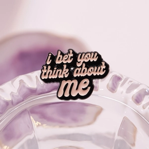 Künstlerische Emaille-Brosche mit Schriftzug 'i bet you think about me' in Schwarz-Weiß