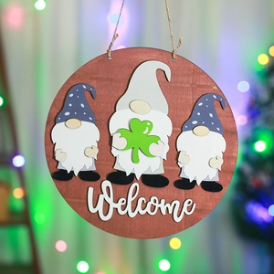 Panneau de bienvenue en bois avec trois gnomes 3D et trèfle pour décoration de porte