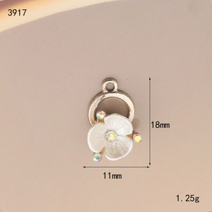 Macro shot of 18mm flower pendant with white petals, rhinestones and size dimensions