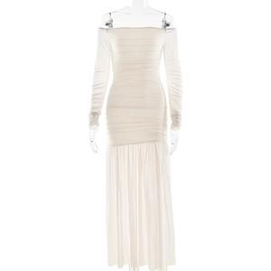 Détail d'une robe blanche à épaules dénudées en tulle avec texture plissée élégante