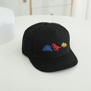 Casquette enfant noire à bord plat avec broderie dinosaure colorée sur fond blanc