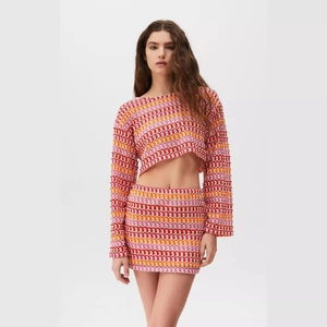 Ensemble deux pièces en crochet coloré avec haut court à manches longues et mini-jupe