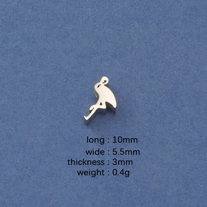 Detailed size specifications of silver flamingo pendant with dimensions 10x5.5mm and weight 0.4g