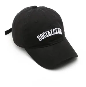 Dettaglio del ricamo bianco Social Club sul cappellino in cotone twill nero