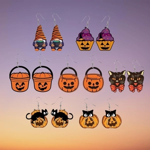 Detailset Halloween-Ohrringe mit Motiven wie Kürbis, schwarze Katze und Zwerge aus Acryl