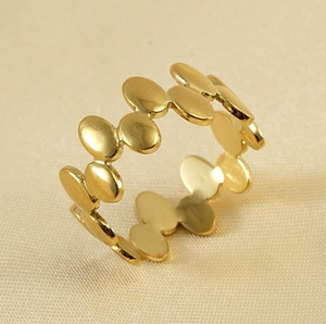 Vue détaillée d'une bague irrégulière en acier inoxydable plaqué or 18 carats sur tissu