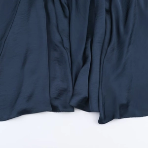 Robe longue en satin bleu marine avec texture en soie de qualité et drapé élégant du tissu