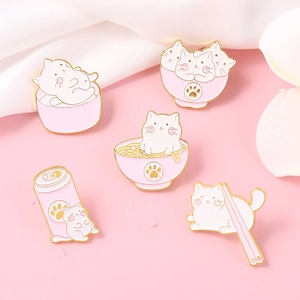 Lot de cinq broches en émail rose et blanc représentant des chats dans des bols et canettes