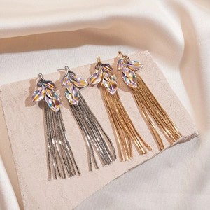 Orecchini a nappa con foglie metalliche, strass e finiture in smalto lucido