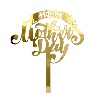 Détail d'un cake topper en acrylique miroir doré avec lettrage Happy Mother's Day