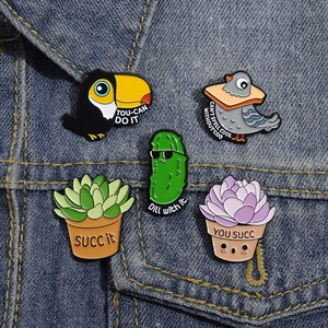 Ensemble de 5 épinglettes en émail avec jeux de mots sur veste en jean