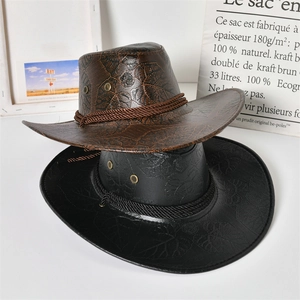 Dettaglio della trama a foglie e del cinturino intrecciato sui cappelli da cowboy