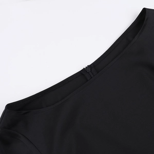 Détail de la fermeture éclair invisible et des coutures lisses sur cette robe noire en satin